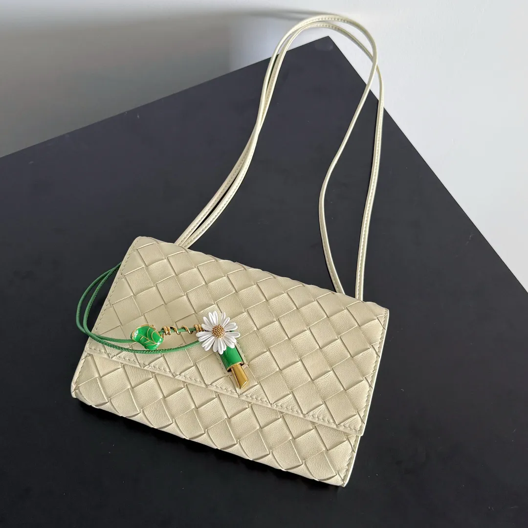 Batch 1560 Bottega Veneta2025 new product Daisy Andiamo bag, classic woven crossbody bag, thin shoulder strap is more casual, especially the small pendant design this time, daisy + green leaves + small gold chain, add a playful and smart look to the tough leather🌼Metallic button and knot closure, simple but not simple, elegant texture, elegant weaving attitude. You can also decide how to carry the bag according to your outfit and occasion. It can be used as a clutch bag, shoulder bag, or crossbody bag. It has a high usage rate. 😊Pair it with a simple skirt to instantly become relaxed and fashionable. Pair it with a smart suit to neutralize the formal feeling. It can be used for commuting and dating! Style number: 838870 (836940) Color: sea salt Size: 19*12.6*2cm